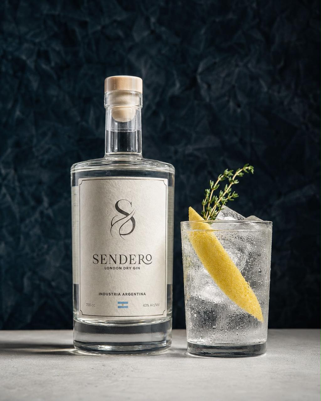 Botella de Sendero Gin junto a un cóctel